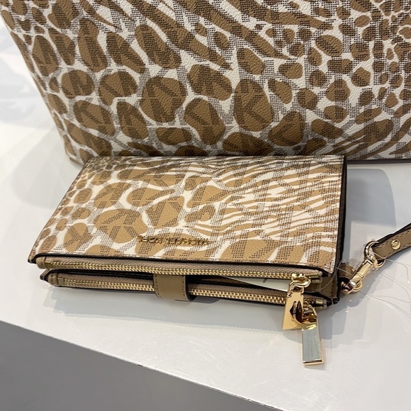 MICHAEL KORS LARGE DOUBLE ZIP WRISTLET WALLET PHONE CASE CLUTCH 
Camel Multi - Picture 12 of 16